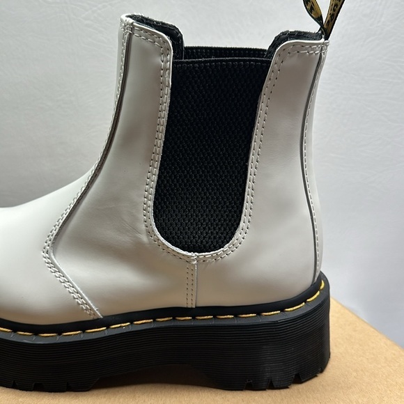 NIB Dr. Martens 2976 Quad White Smooth Leather Chelsea Boot, 8 - Picture 2 of 8